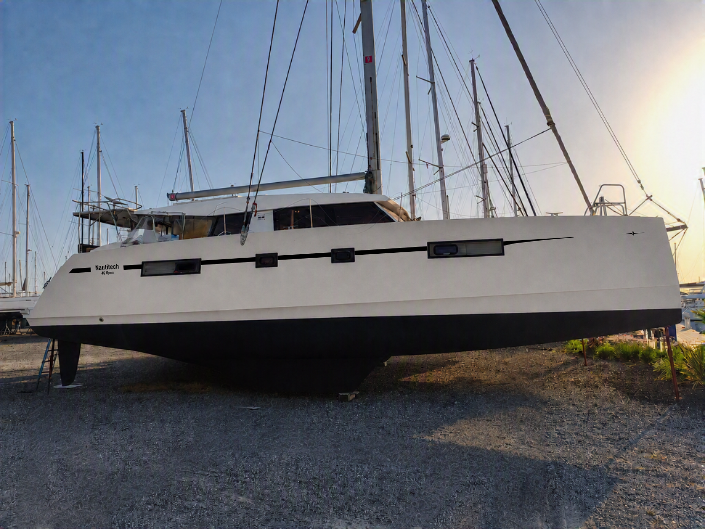 Aperçu du kit de bandes décoratives noires installé sur un Bavaria Nautitech 46 Open