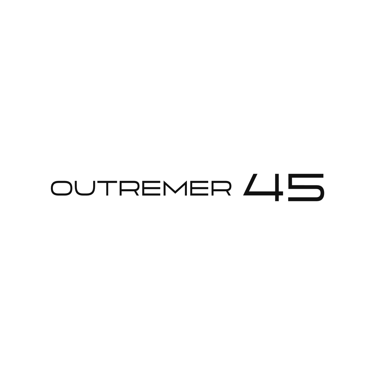 Logo Outremer 45 noir avec lettrage moderne pour catamaran