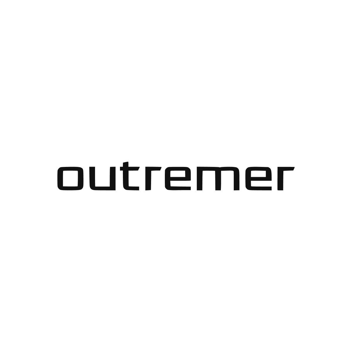 Logo Outremer noir avec lettrage moderne pour décoration de catamaran