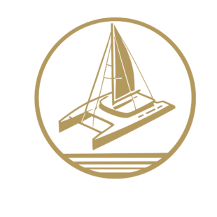 Sticker représentant un catamaran à voile vu en perspective, encadré dans un médaillon circulaire, en design graphique noir. - Imitation Or